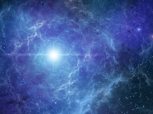 Яркая звезда в туманном звездном небе 