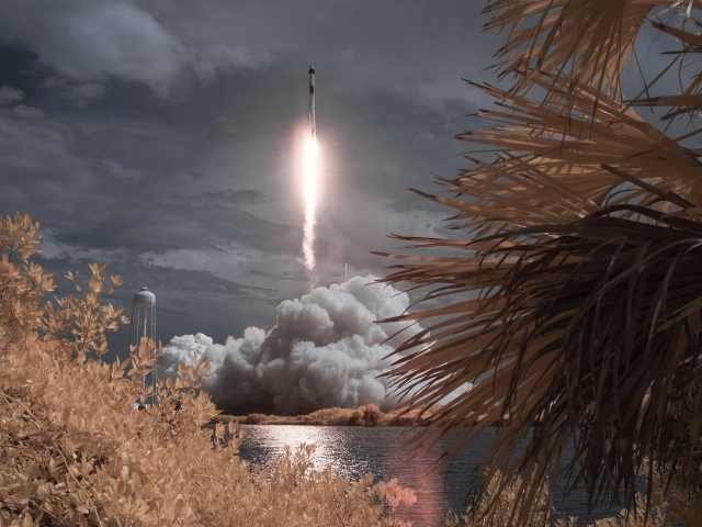 Ракета Falcon 9 совершает взлет с космодрома 