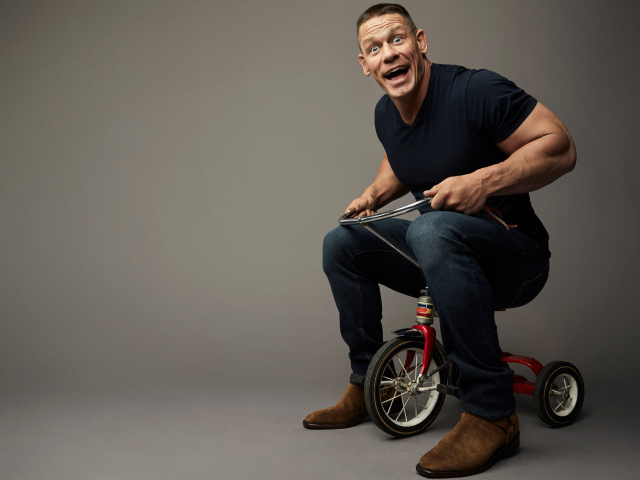 Американский рестлер Джон Сина на детском велосипеде