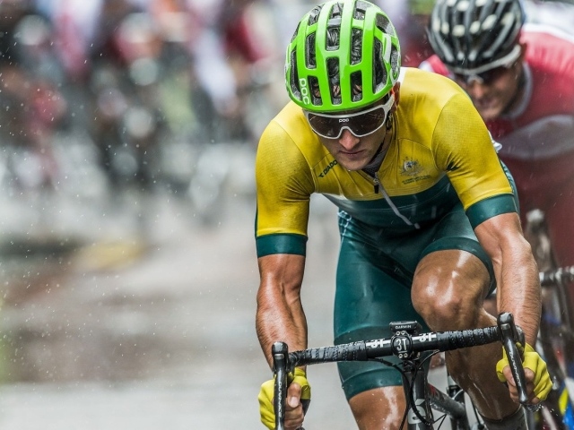 Велосипедисты на гонках под дождем