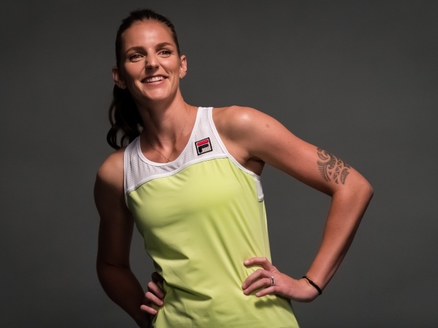 Чешская теннисистка Каролина Плишкова на сером фоне