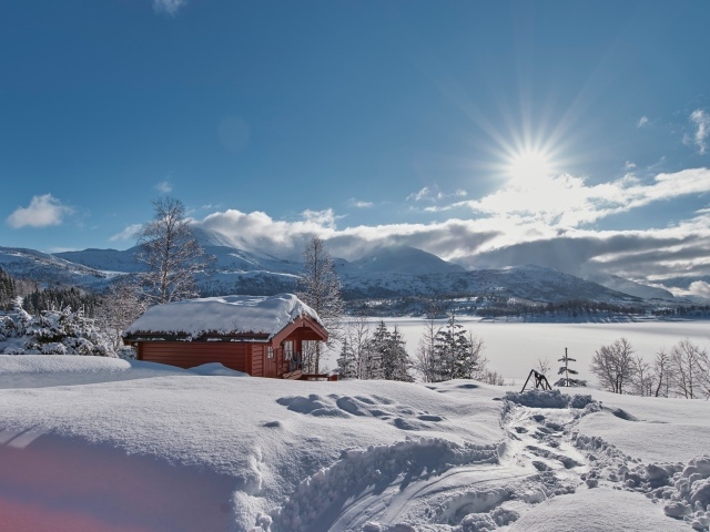 Яркое зимнее солнце у заснеженных гор, Норвегия