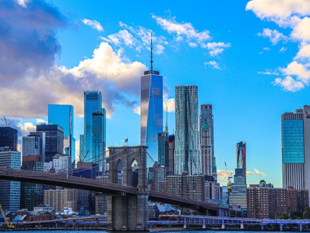 Мост ведет в город с небоскребами под голубым небом 