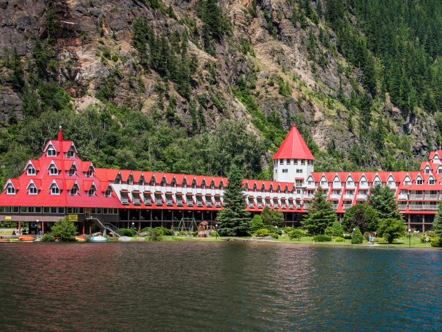 Большая гостиница у воды в горах, Канада 
