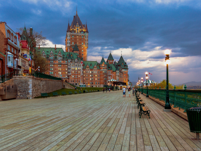 Большие старые дома на проспекте вечером, Канада 