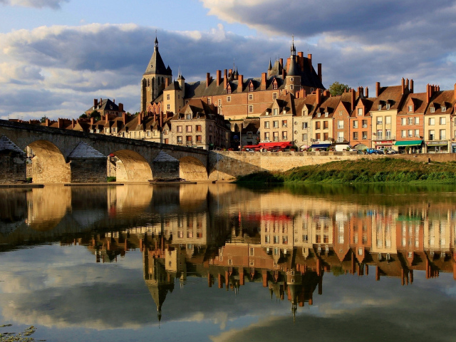 Большой дом отражается в реке у моста, Франция