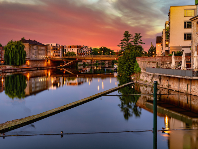 Мост над каналом соединяет город, Германия
