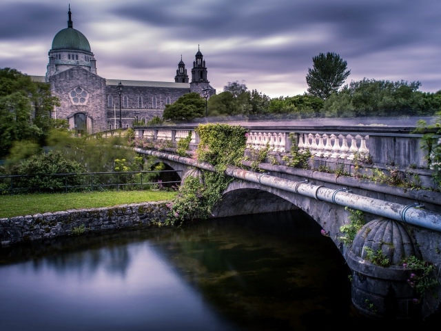 Старинный мост через реку ведет к собору, Ирландия