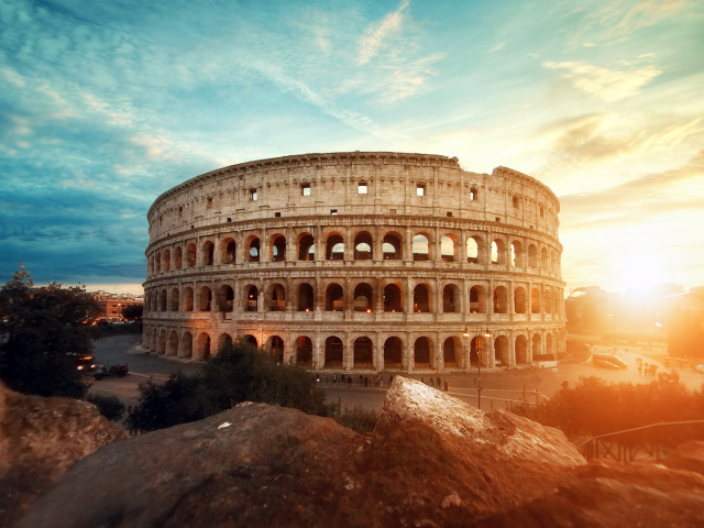 Старинное историческое здание Колизей под красивым небом, Италия