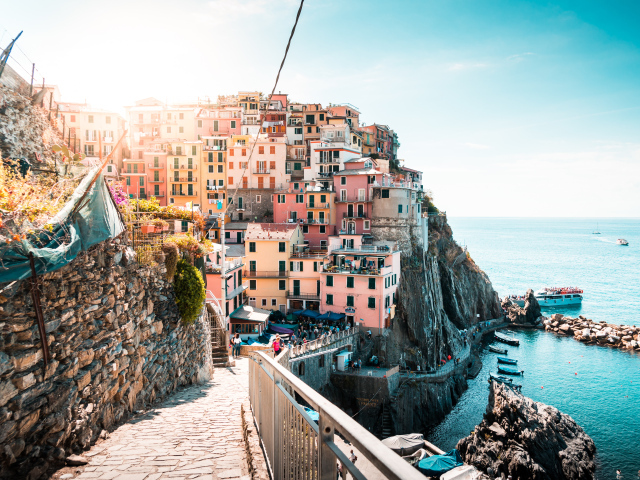 Дома в городе на скале у океана, Италия