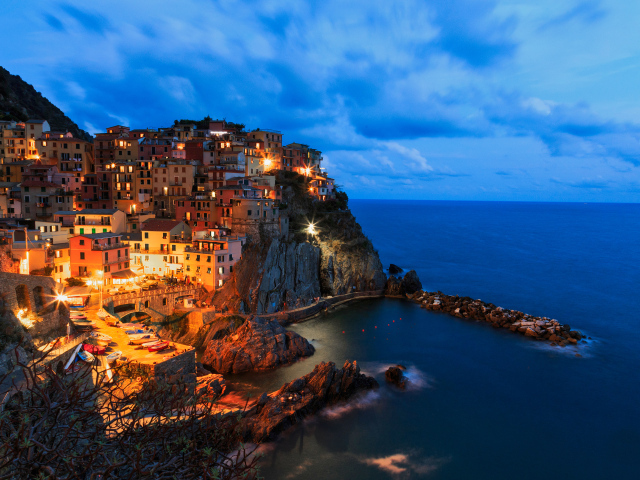 Красивый ночной город Манарола на краю утеса,  Италия