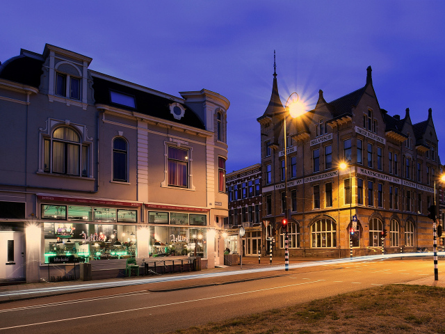 Дома на ночной улице в Нидерландах 