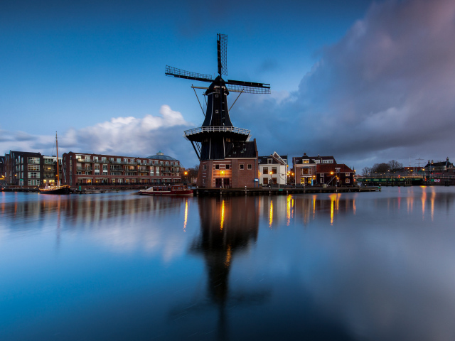 Старая мельница на берегу реки вечером, Нидерланды