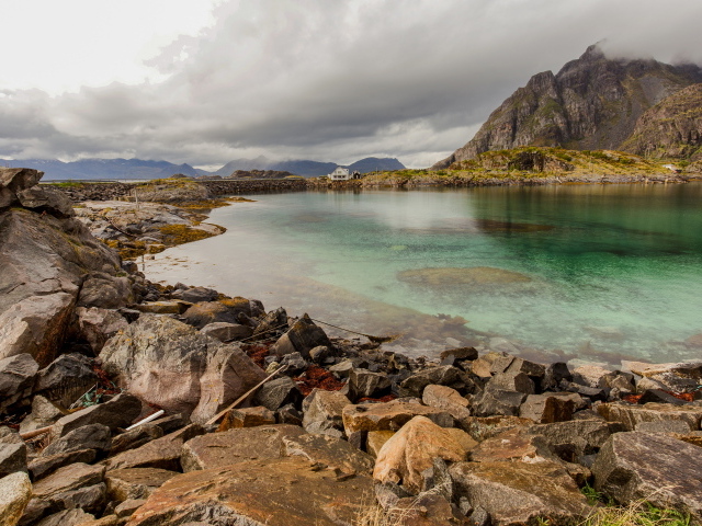 Большие камни на берегу фьорда, Норвегия 