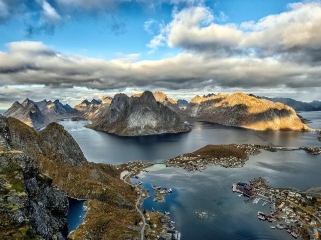 Лофотенские острова под голубым небом с белыми облаками, Норвегия 