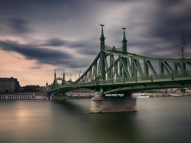 Красивый мост над рекой, Бухарест. Румыния 