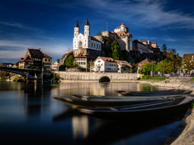 Церковь на берегу реки под голубым небом, Швейцария 