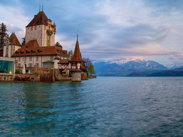 Дом на берегу залива в горах, Швейцария 