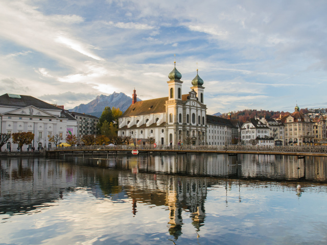Старая церковь на берегу озера, Швейцария 