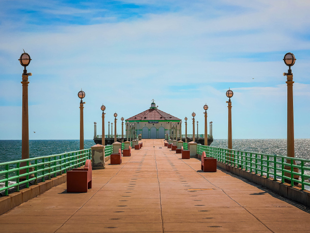 Красивый мост к пристани в океане, США