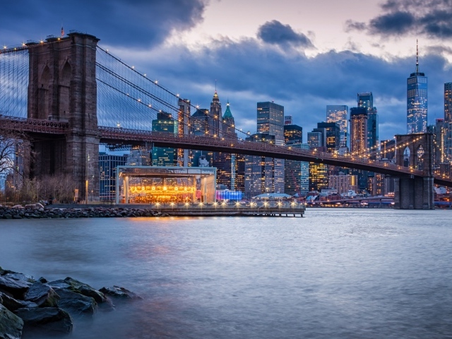 Бруклинский мост через реку на фоне ночного мегаполиса, США