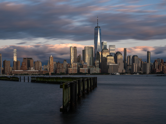 Небоскребы города Манхэттен у моря, США 
