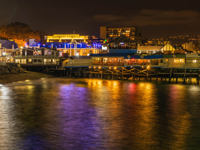 Магазины на побережье у моря, Калифорния. США