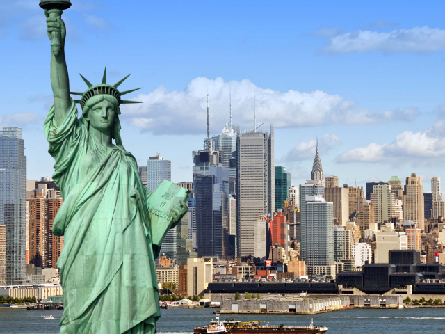 Статуя свободы на фоне небоскребов, США