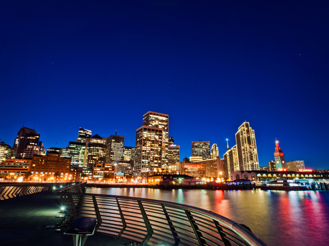 Красивый ночной город Сан-Франциско у воды