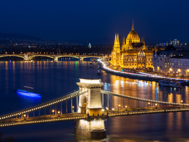 Красивый вид на реку и здание Венгерского парламента, Будапешт 
