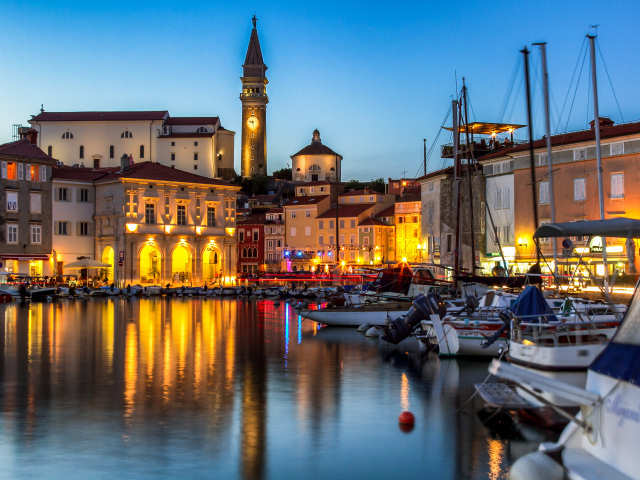 Дома на берегу реки ночью, Словения