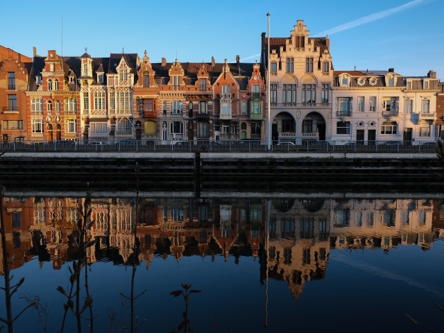 Дома отражаются в воде канала, Бельгия 