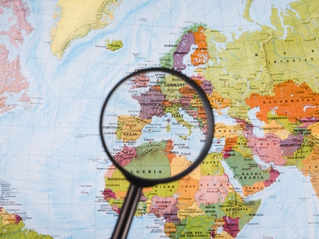 Увеличительное стекло на карте мира