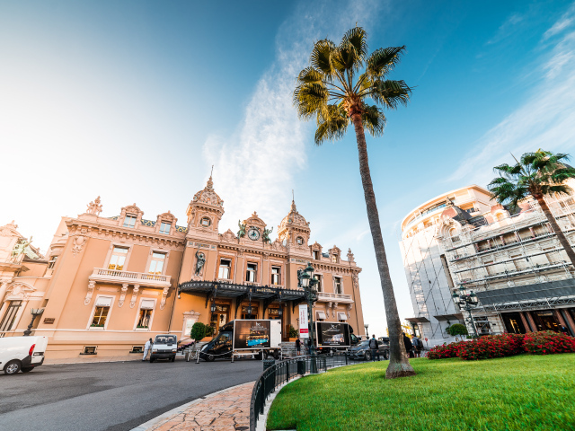 Центр города Монте Карло под голубым небом, Монако