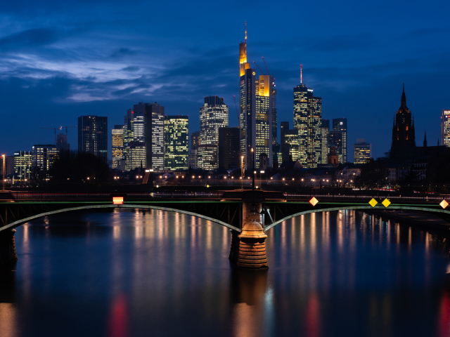 Небоскребы отражаются в воде ночью 