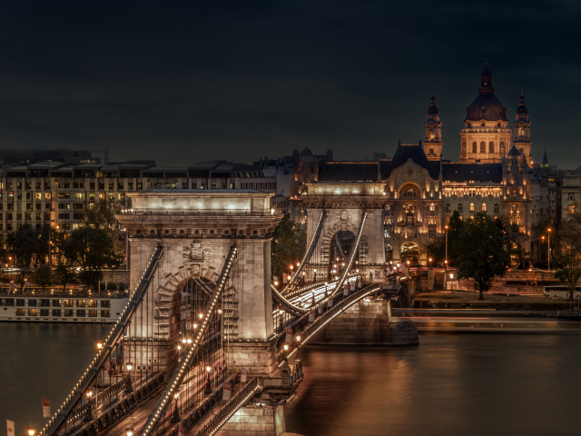 Цепной мост Сечени через реку Дунай вечером, Будапешт. Венгрия