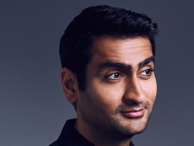 Актер Кумэйл Нанджиани на сером фоне