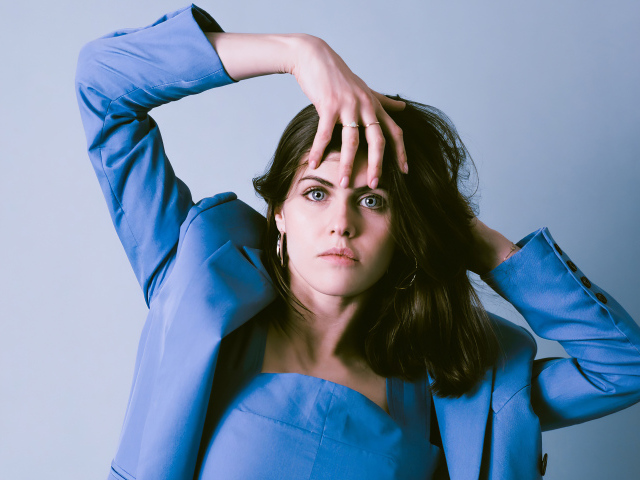 Актриса Александра Даддарио в пиджаке на сером фоне