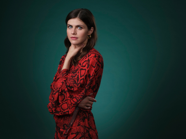 Актриса Александра Даддарио в красном платье