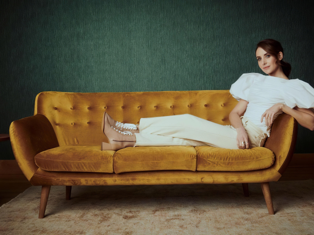 Актриса Элисон Бри лежит на диване