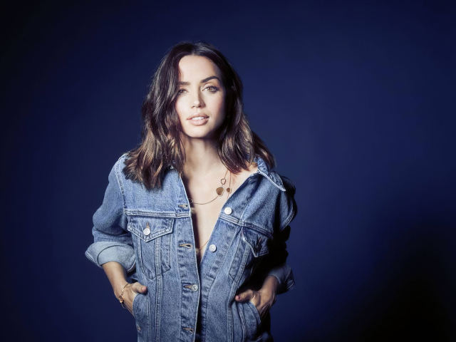 Актриса Ана де Армас в джинсовой куртке
