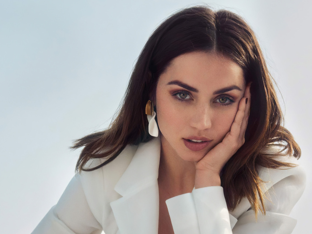 Актриса Ана де Армас в белом пиджаке на сером фоне