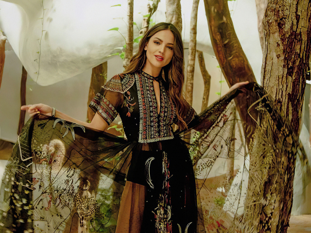 Актриса Эйса Гонсалес в красивом платье у дерева