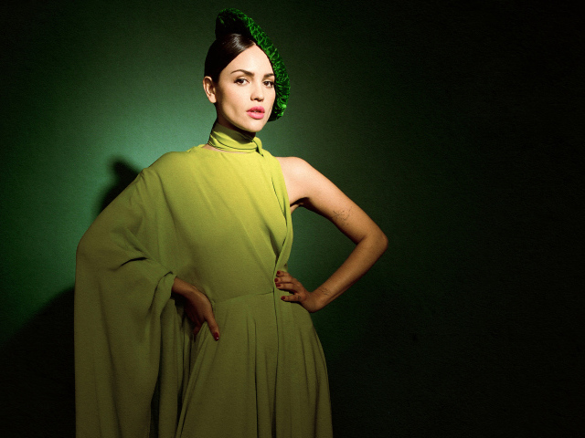 Актриса Эйса Гонсалес в платье на зеленом фоне