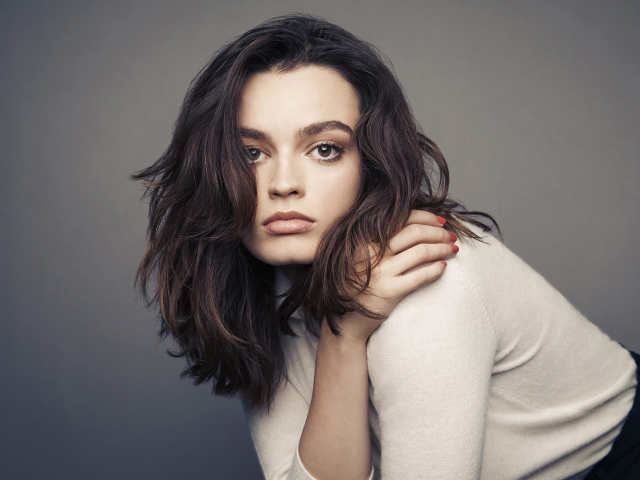 Актриса Эмма Маккей на сером фоне