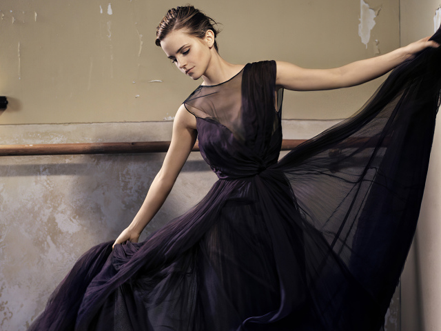 Актриса Эмма Уотсон в красивом черном платье в зале