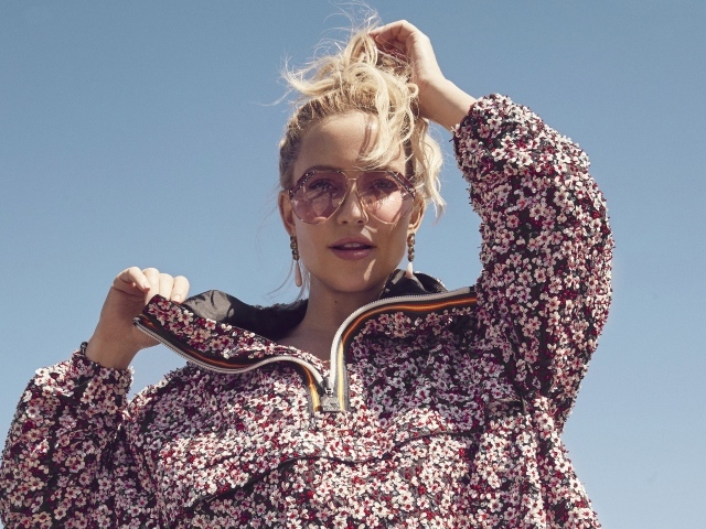 Актриса Кейт Хадсон в цветастой куртке на фоне неба