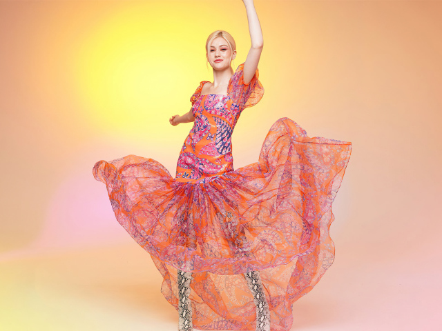Актриса Кэтрин Макнамара в красивом платье на розовом фоне