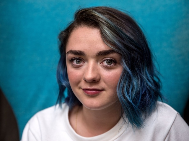 Актриса Мэйси Уильямс с голубыми волосами