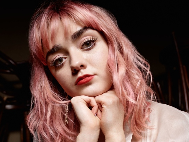 Актриса Мэйси Уильямс с розовыми волосами